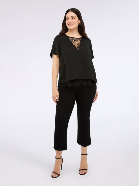 Blusa in raso con dettagli in pizzo