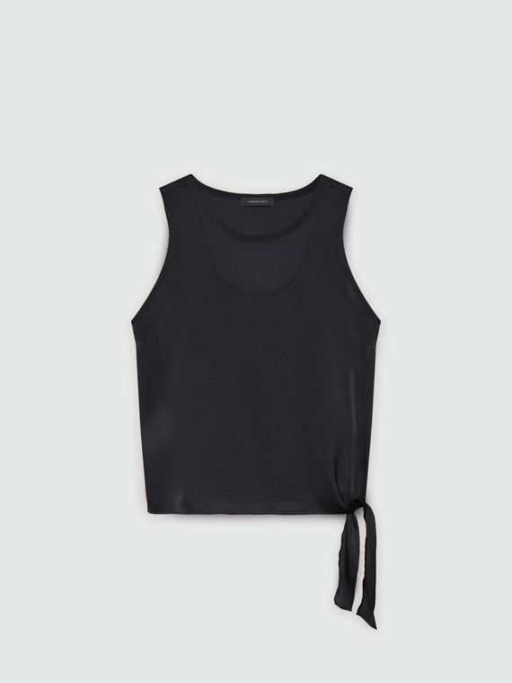 Top aus Satin mit Knoten