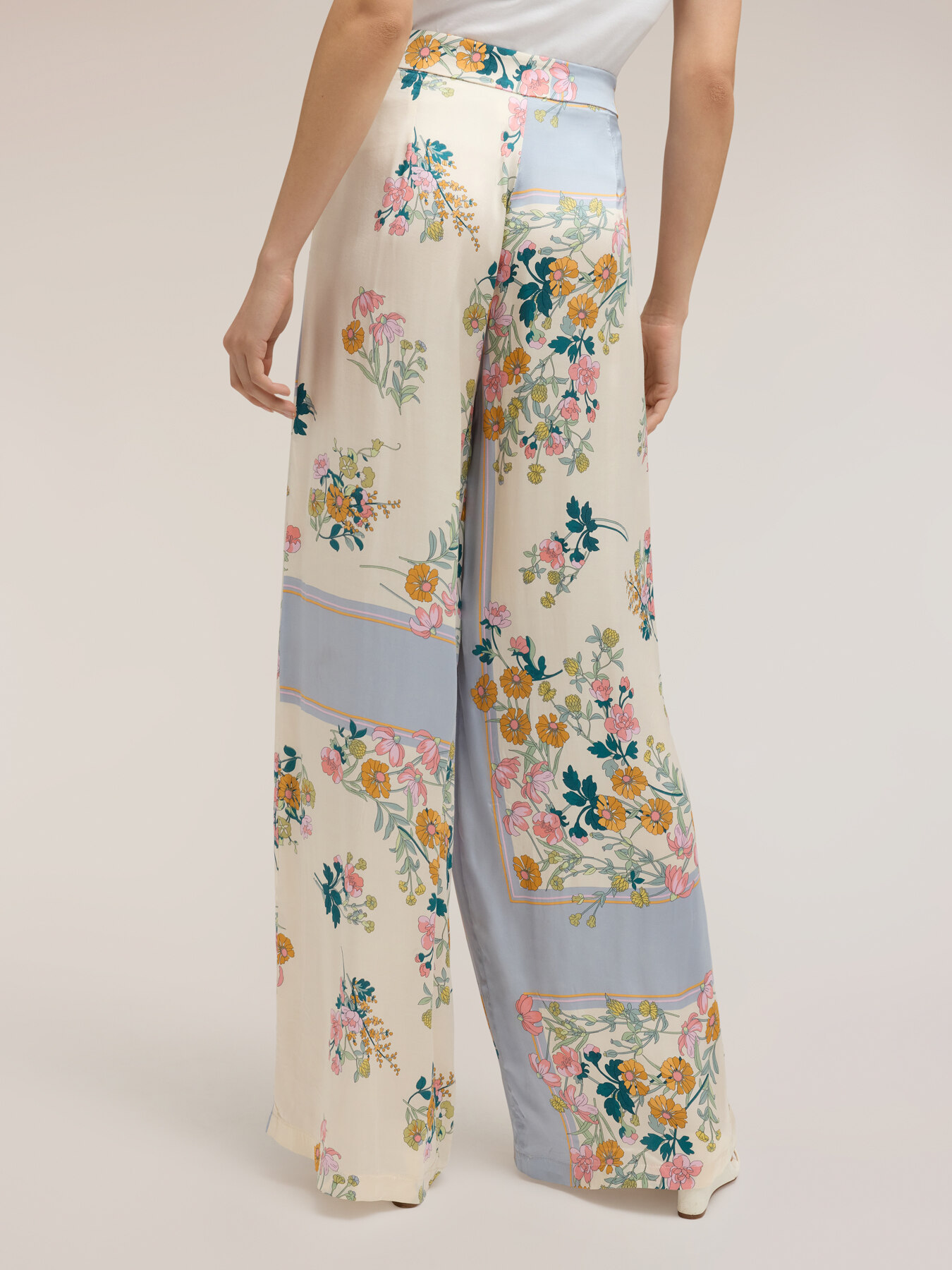 Palazzo pants in printed satin image number 1
