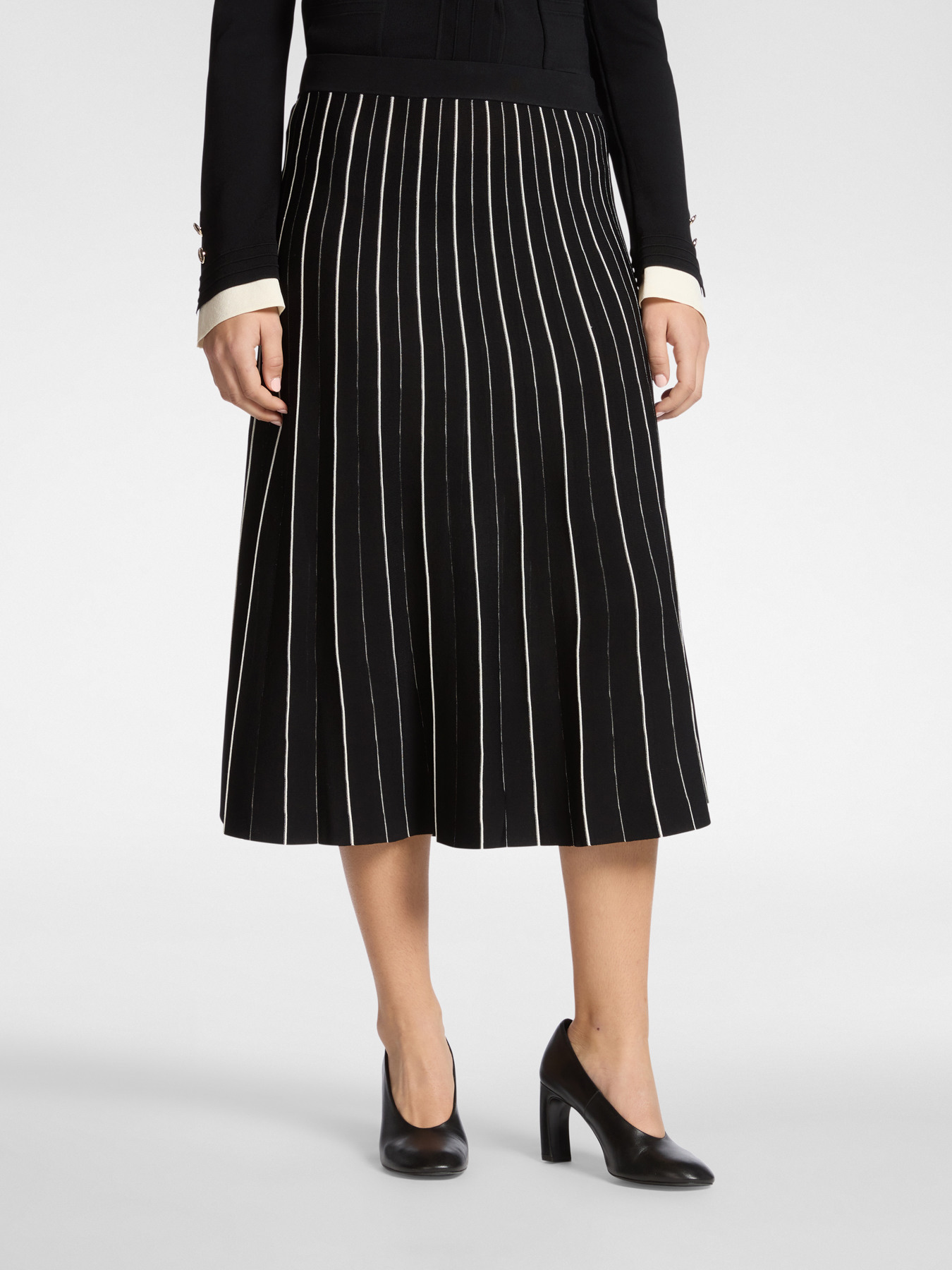Pleated skirt image number 2