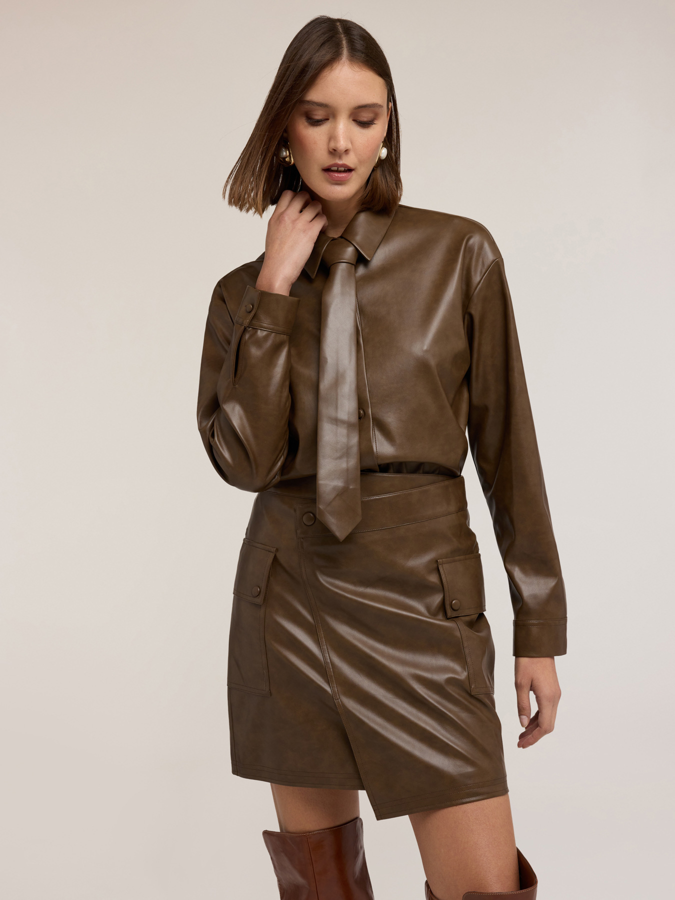 Chemise avec cravate en tissu enduit image number 3