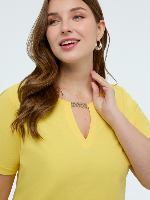 Camiseta de algod&oacute;n con cadenita dorada