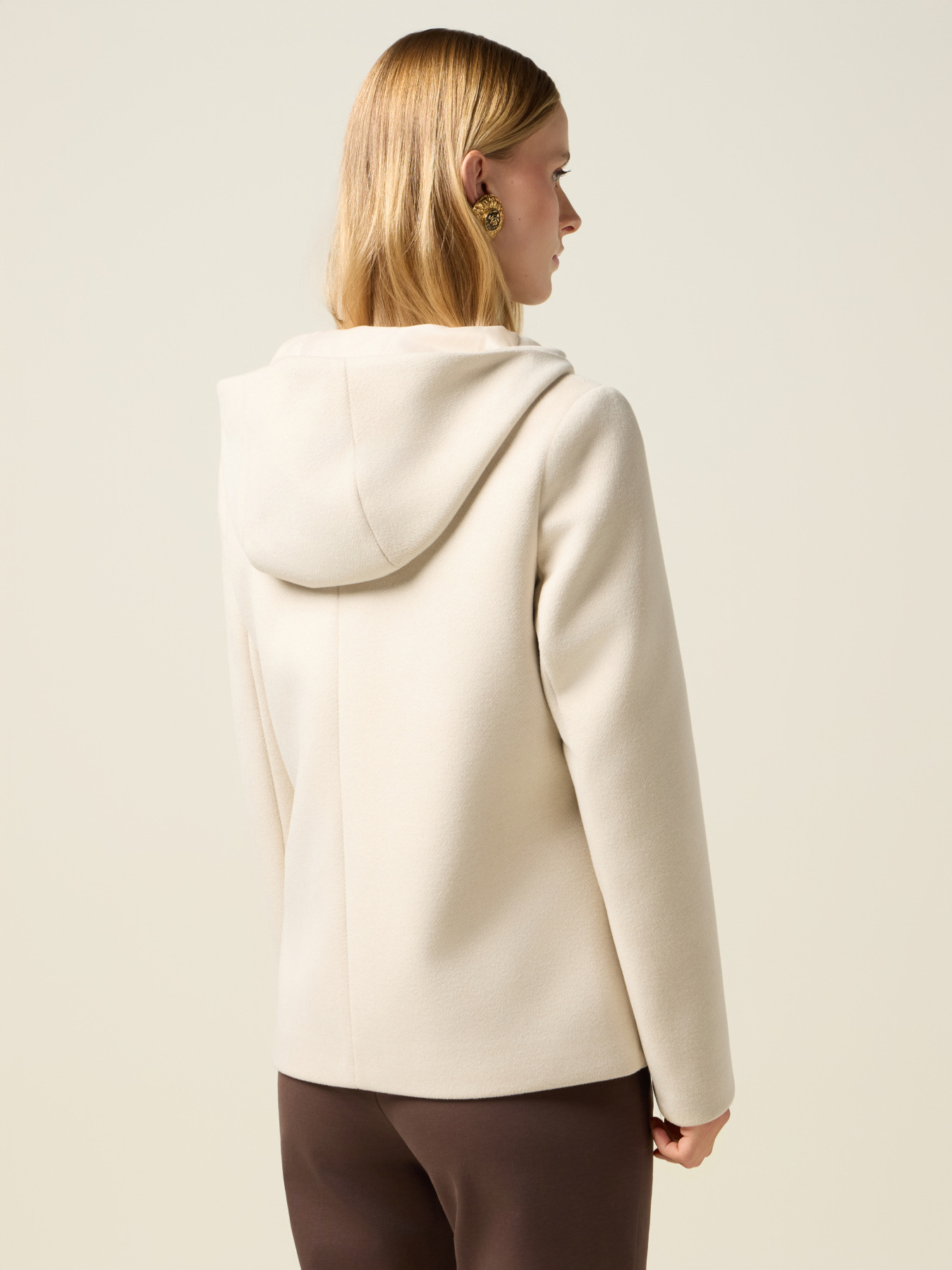 Kurze Jacke mit Kapuze und Reißverschluss image number 1