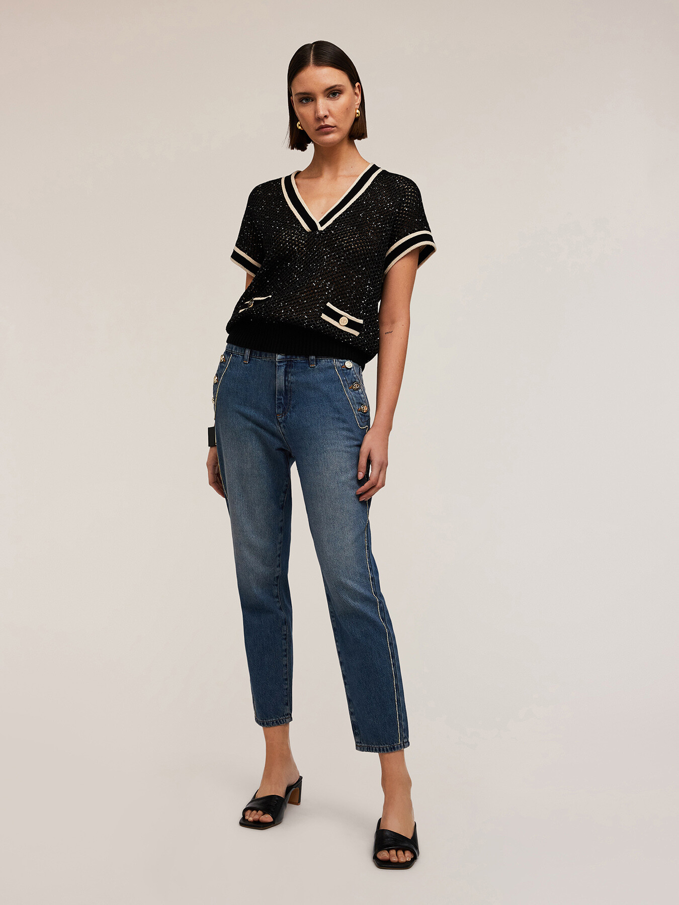 Jeans mit Knopfmotiv und Metallkette image number 0