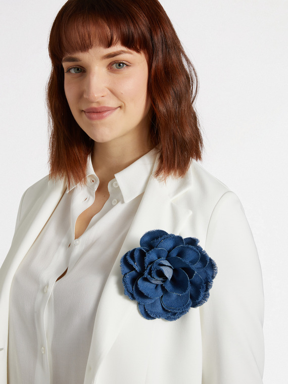 Blumenbrosche aus Denim