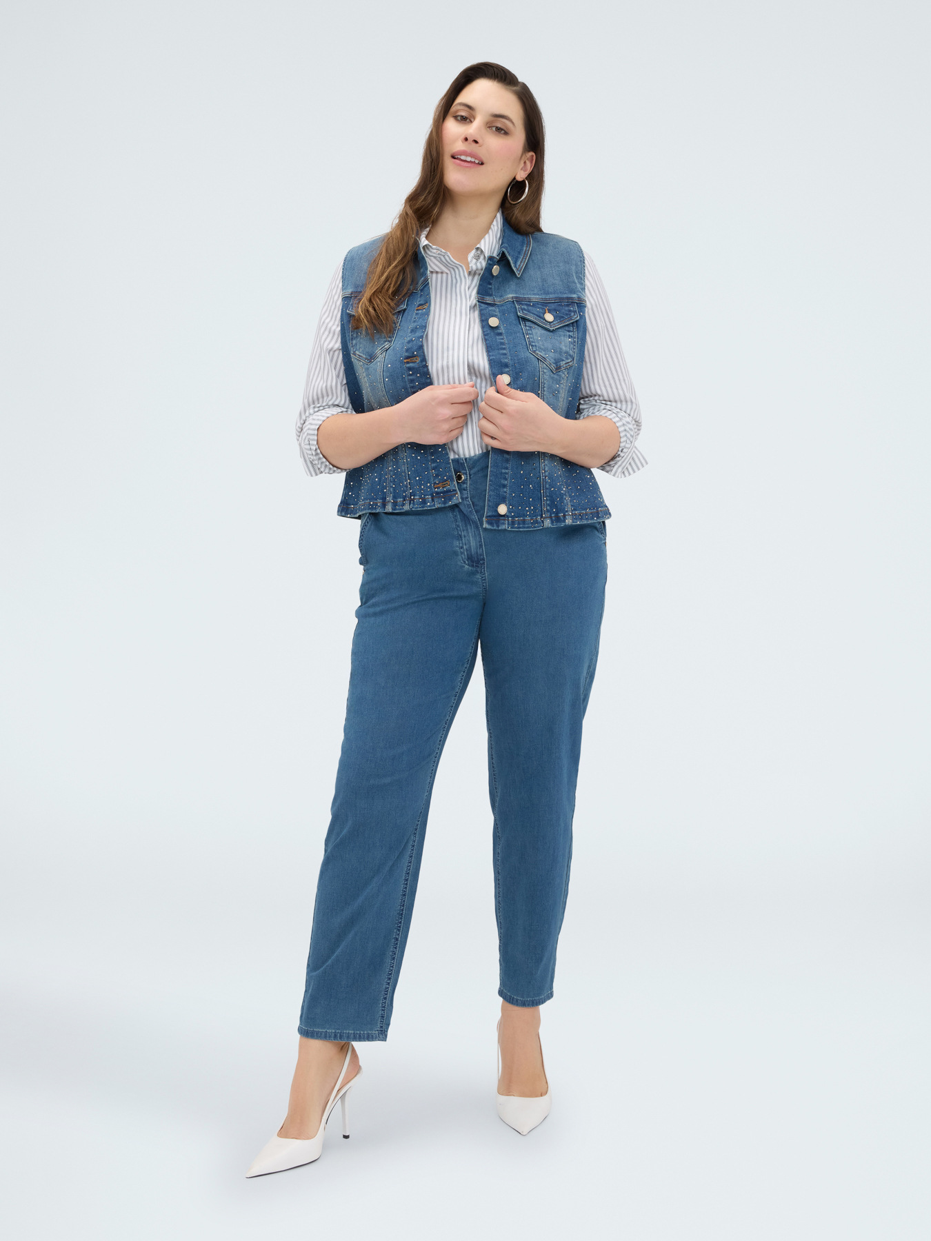 Gilet in denim con strass image number 0