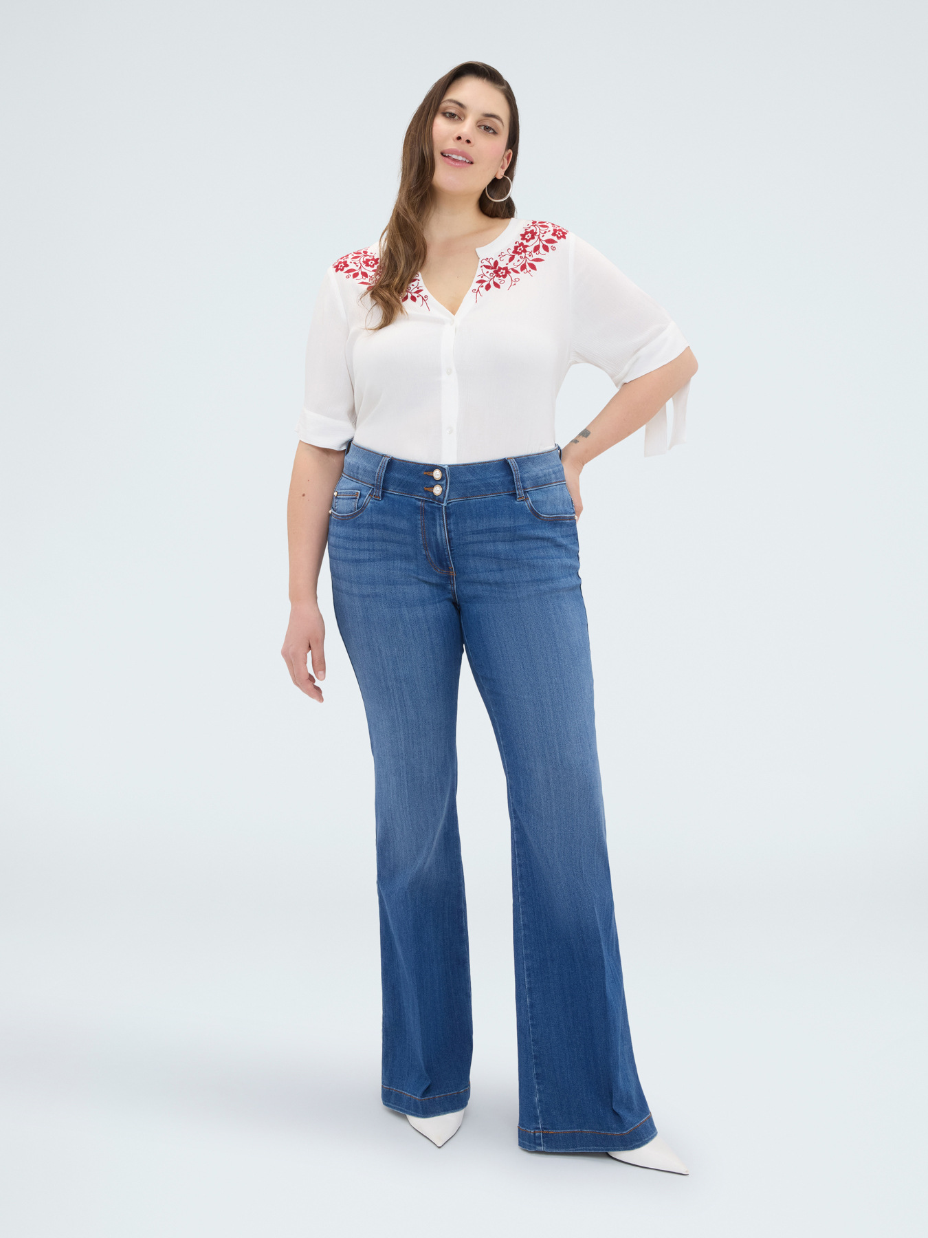 Blusa con ricami floreali image number 3