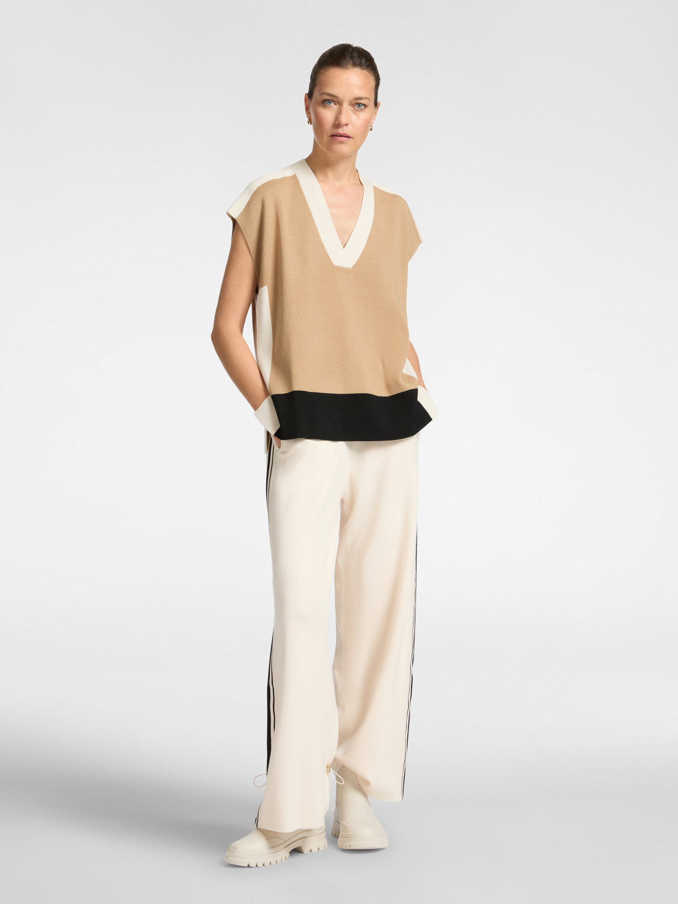 V-neck gilet image number 0