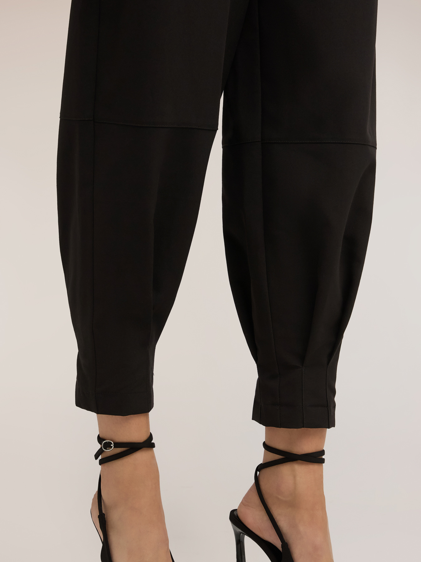 Pantaloni carrot con polsino sul fondo image number 2