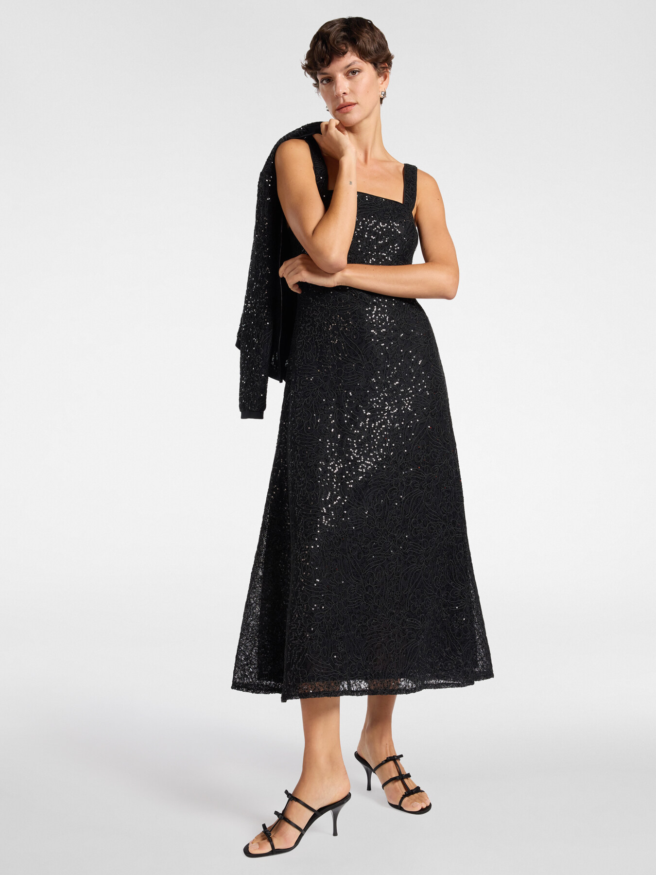 Robe en dentelle et paillettes image number 2