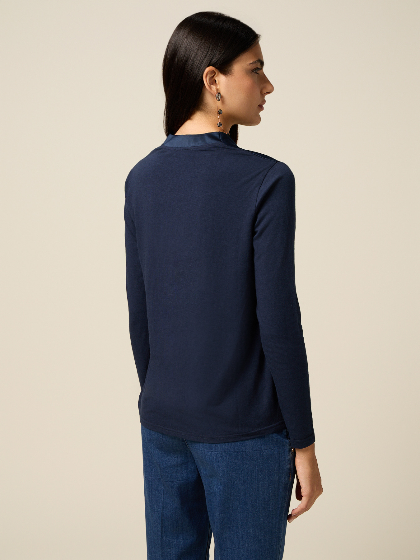 Zweistoffiges T-Shirt mit V-Ausschnitt image number 1