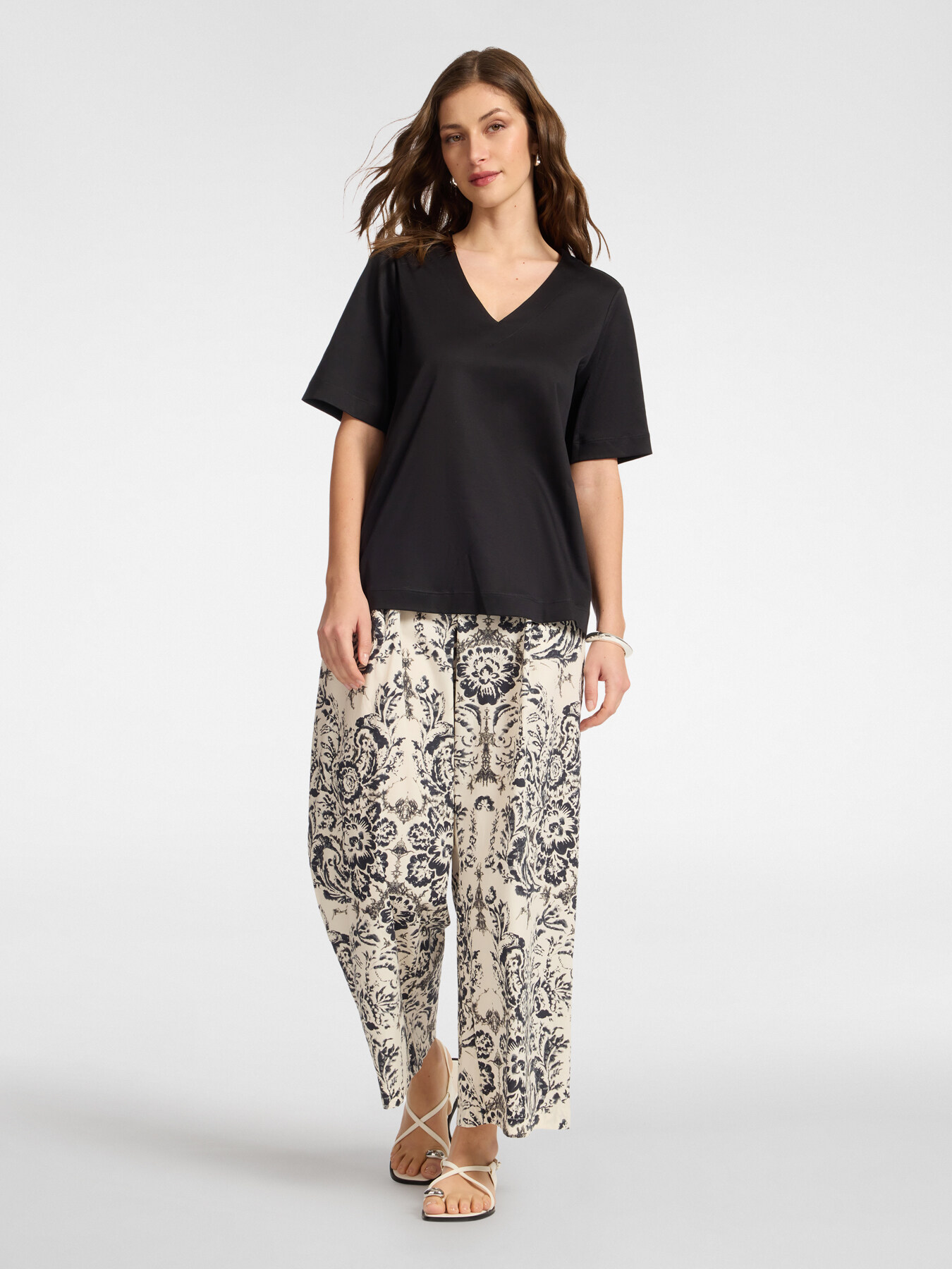 T-Shirt aus Baumwolle mit V-Ausschnitt image number 3