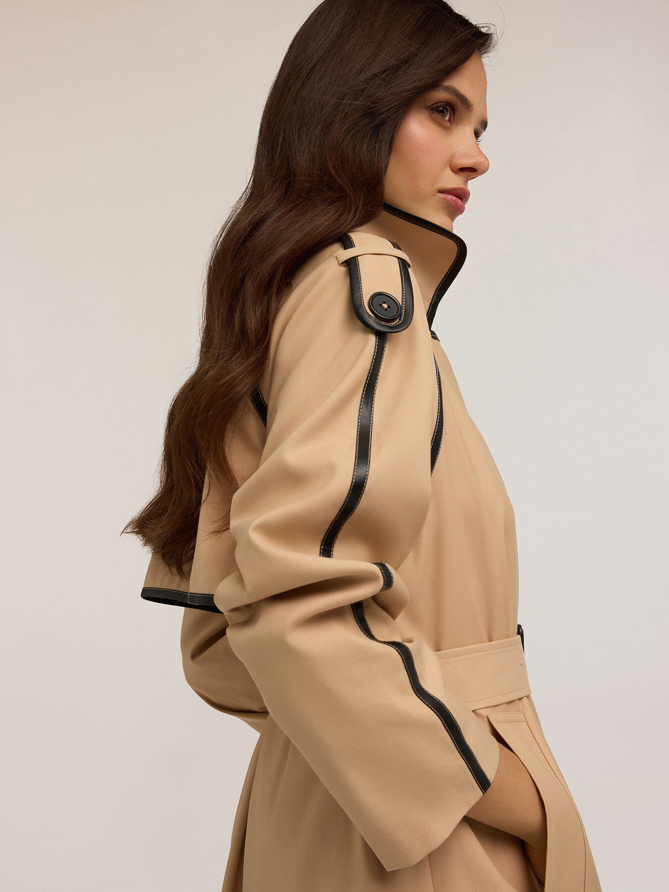 Doppelreihiger Trenchcoat mit Besätzen image number 2