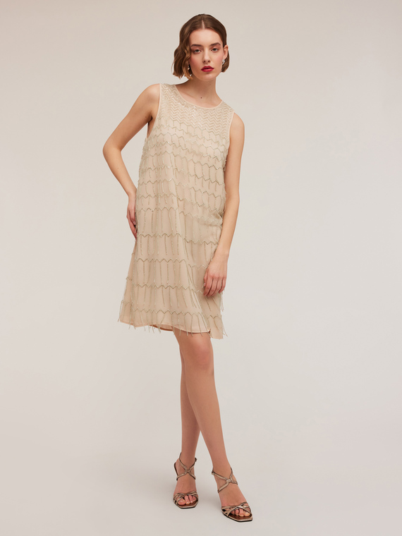 Vestito ricamato con frange