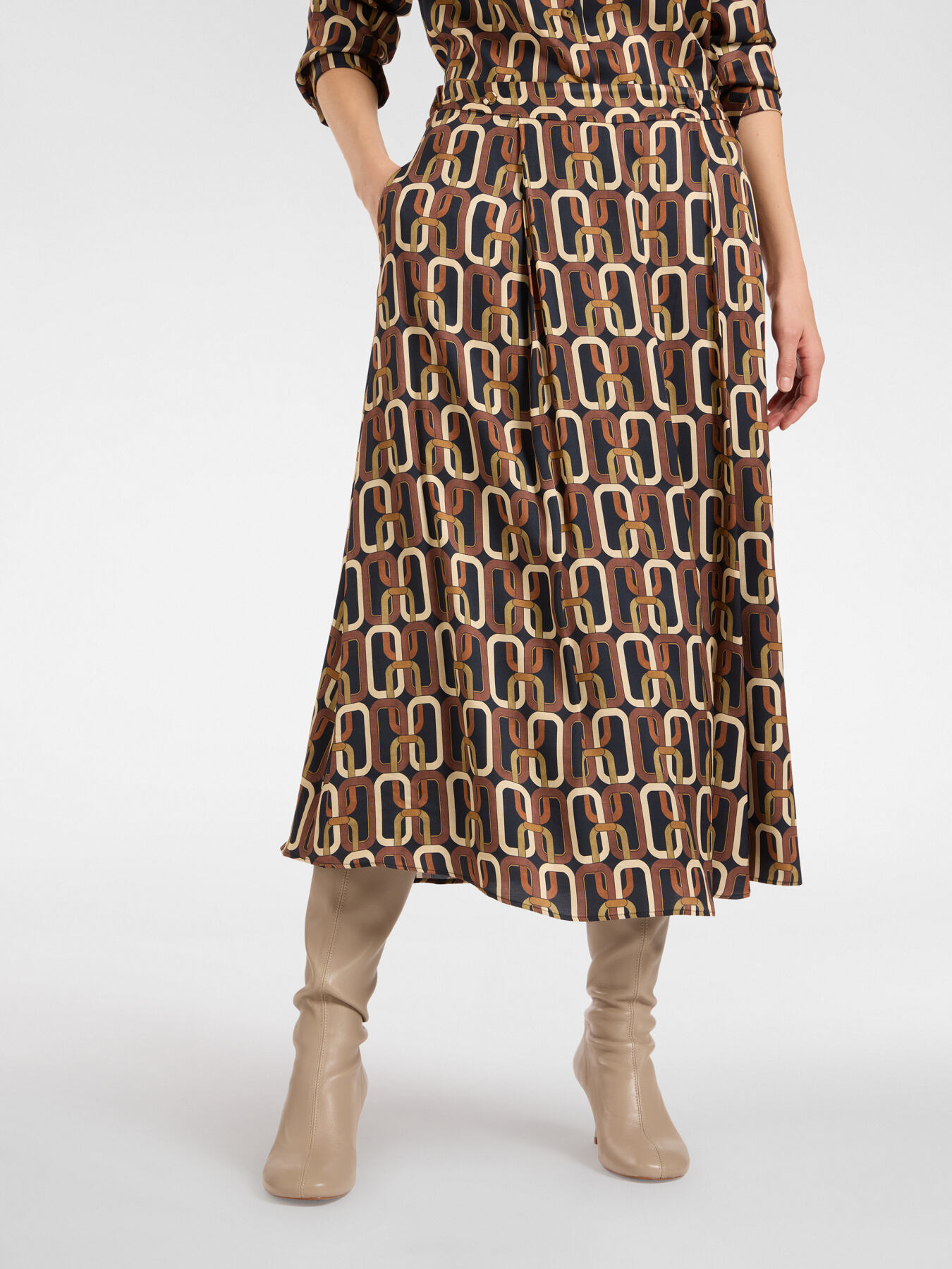 Falda midi estampada image number 2