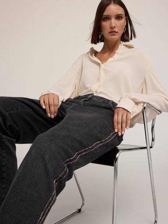 Fluid shirt with back buttoning