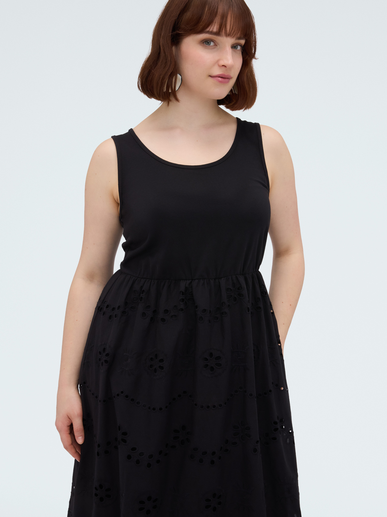 Langes Empirekleid aus Lochstickerei image number 3