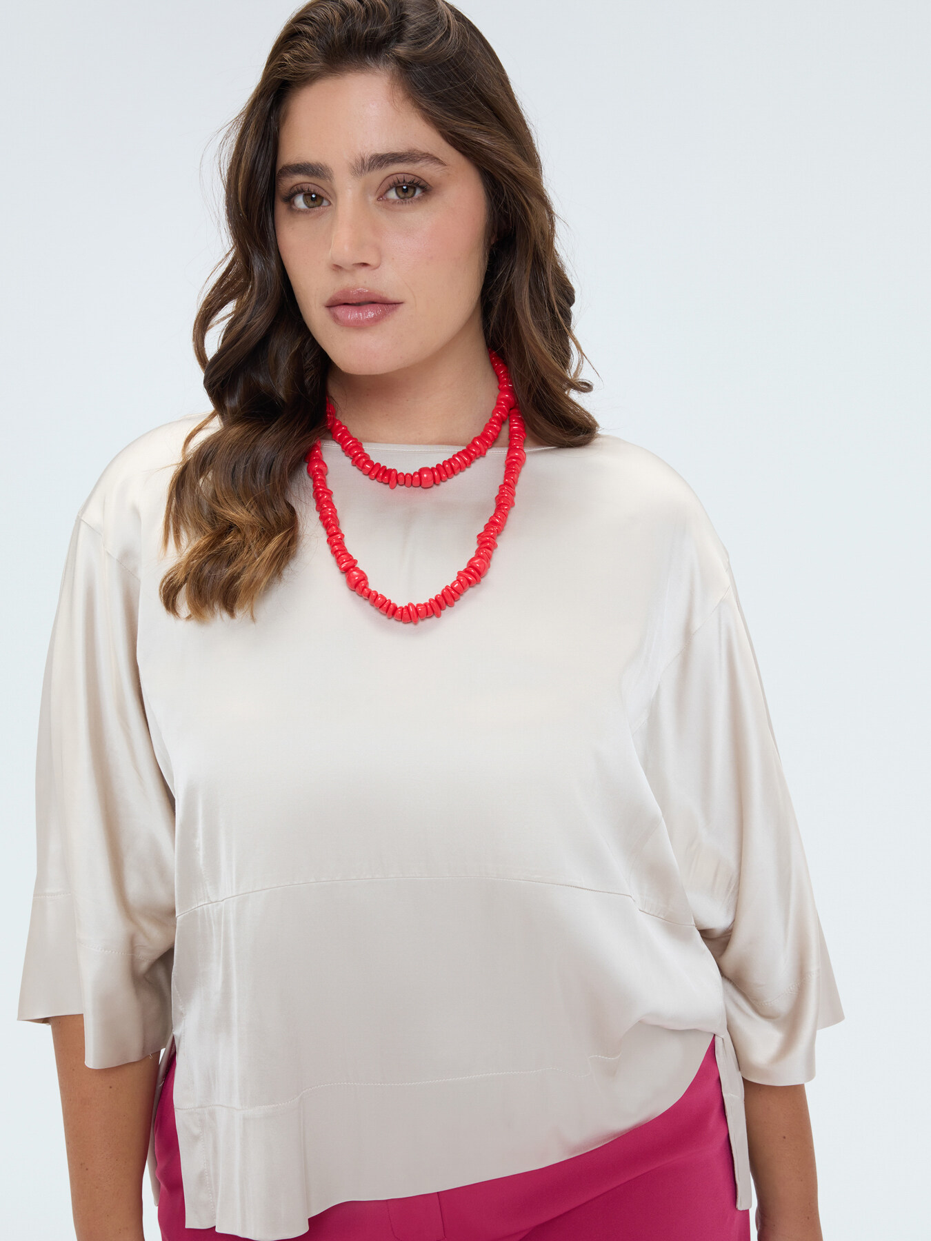 Collier avec &eacute;l&eacute;ments rouges image number 0
