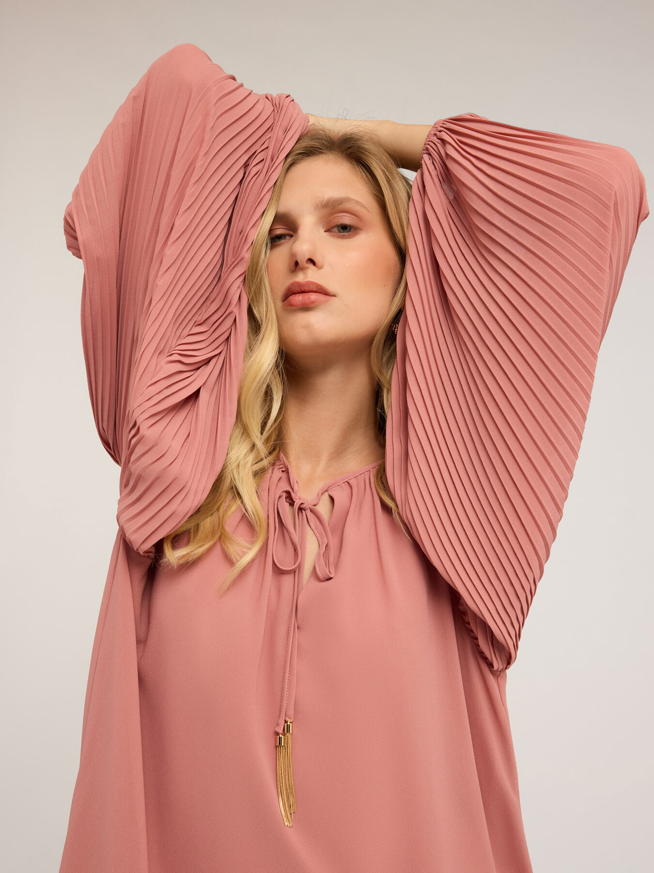 Short dress with pleated sleeves image number 2