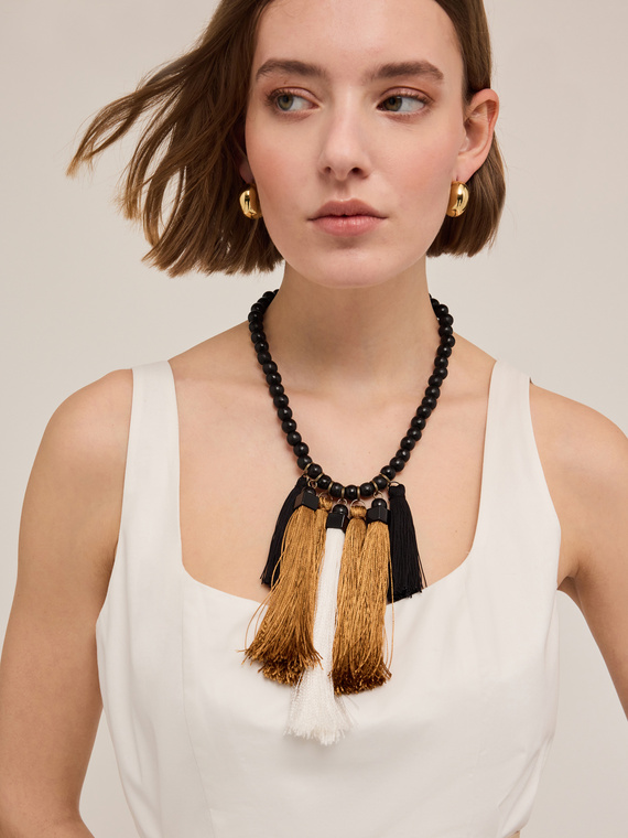 Collana girocollo con perline in legno e pendenti a nappe