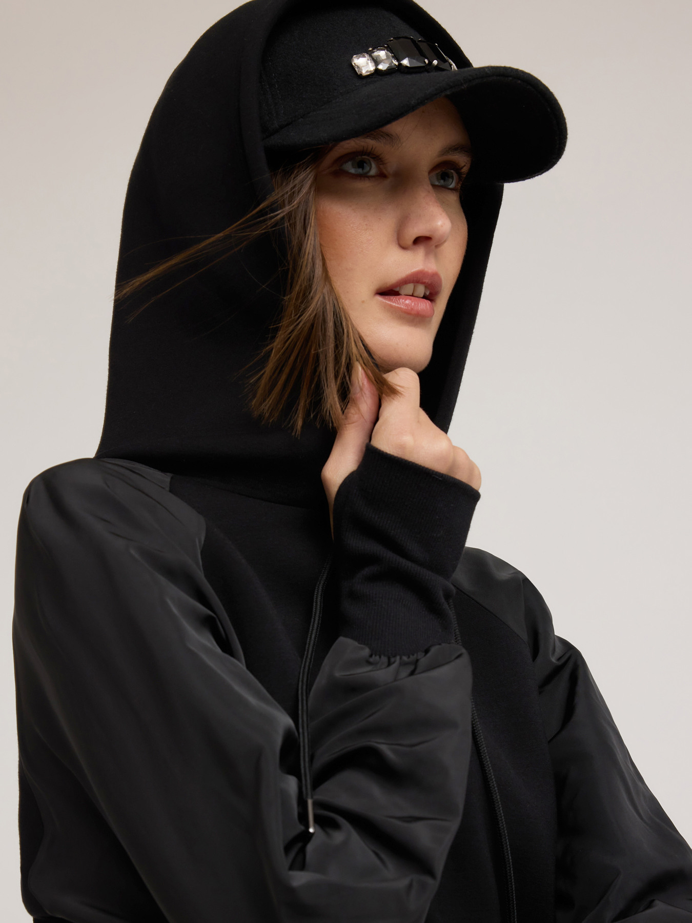 Felpa chiusa con cappuccio image number 2