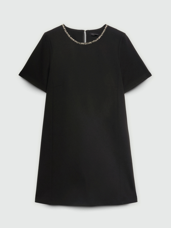 Kurzes Kleid mit besticktem Ausschnitt