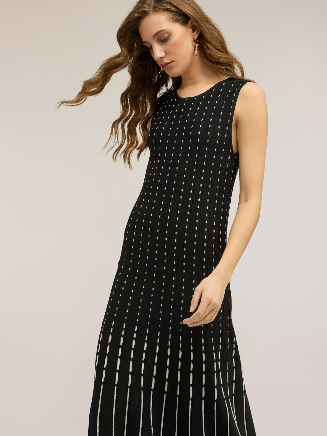 Long pleated knit dress image number 3