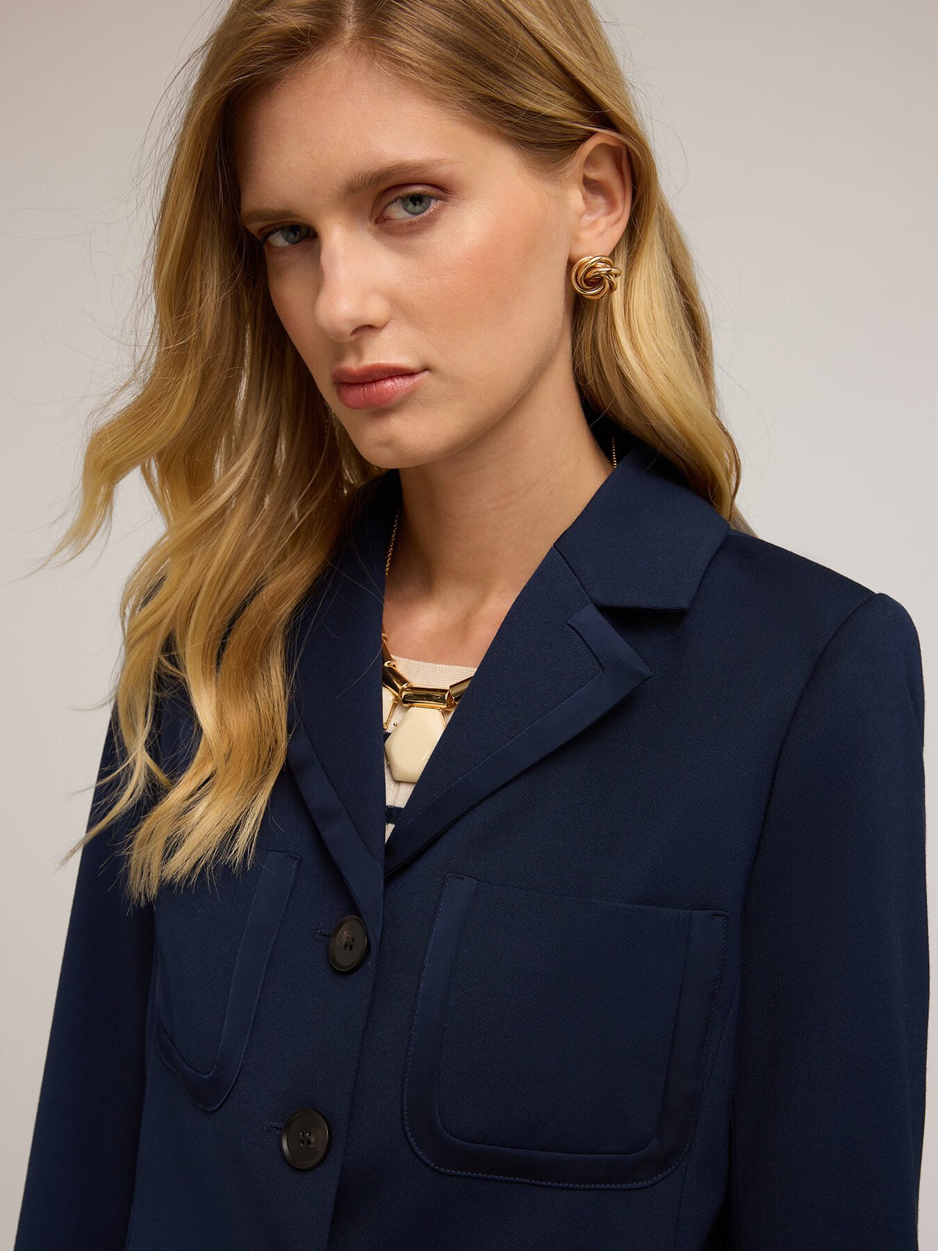 Cropped-Jacke mit Satin-Einsätzen image number 3