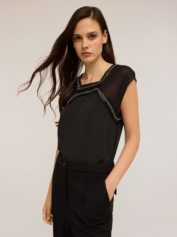Blusa fluida ricamata