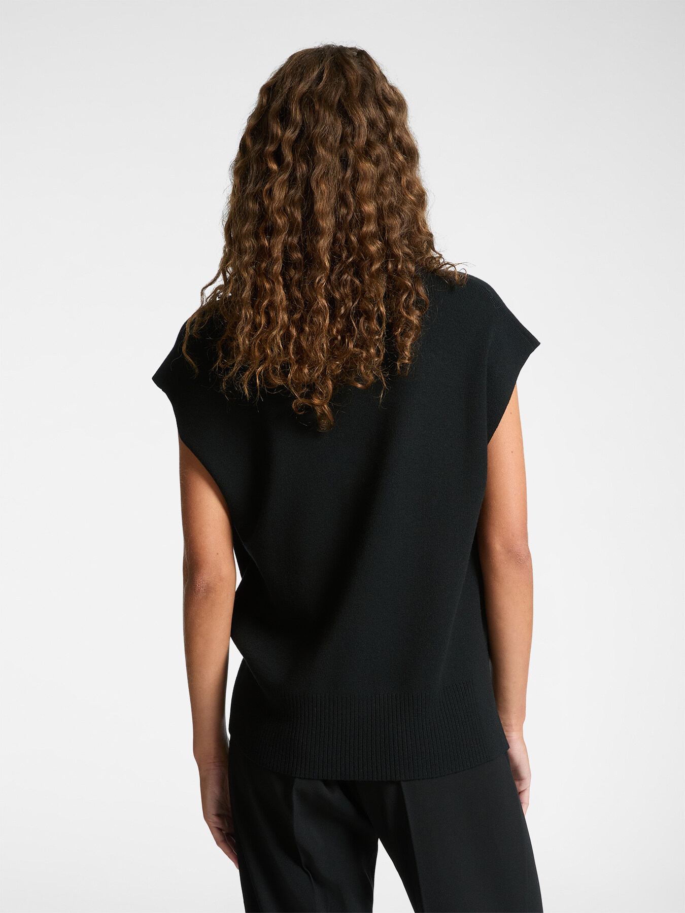 Gilet d&eacute;collet&eacute; en V image number 1