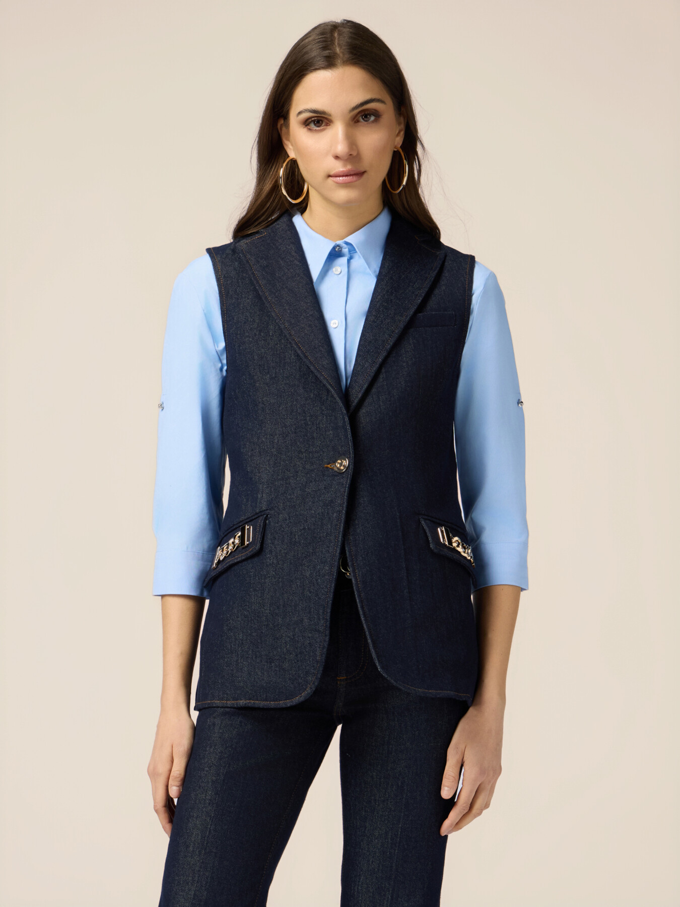 Gilet denim con catene metalliche image number 0