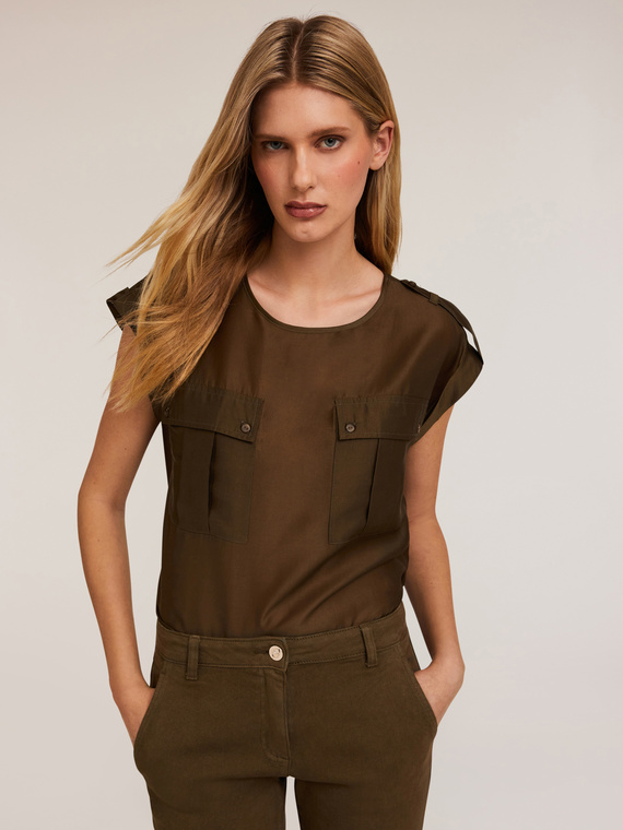 Blouse avec poches effet satin