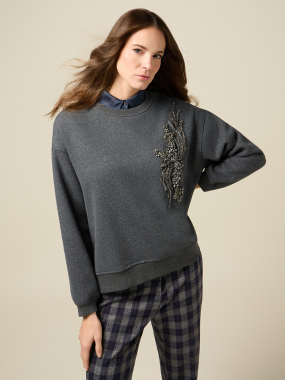 Closed sweatshirt with floral appliqués