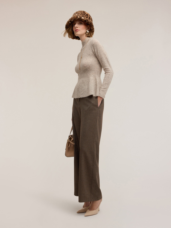 Rollkragenpullover mit Peplo-Schnitt