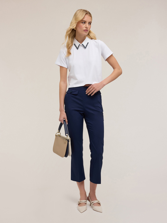 T-shirt con colletto ricamato con pietre