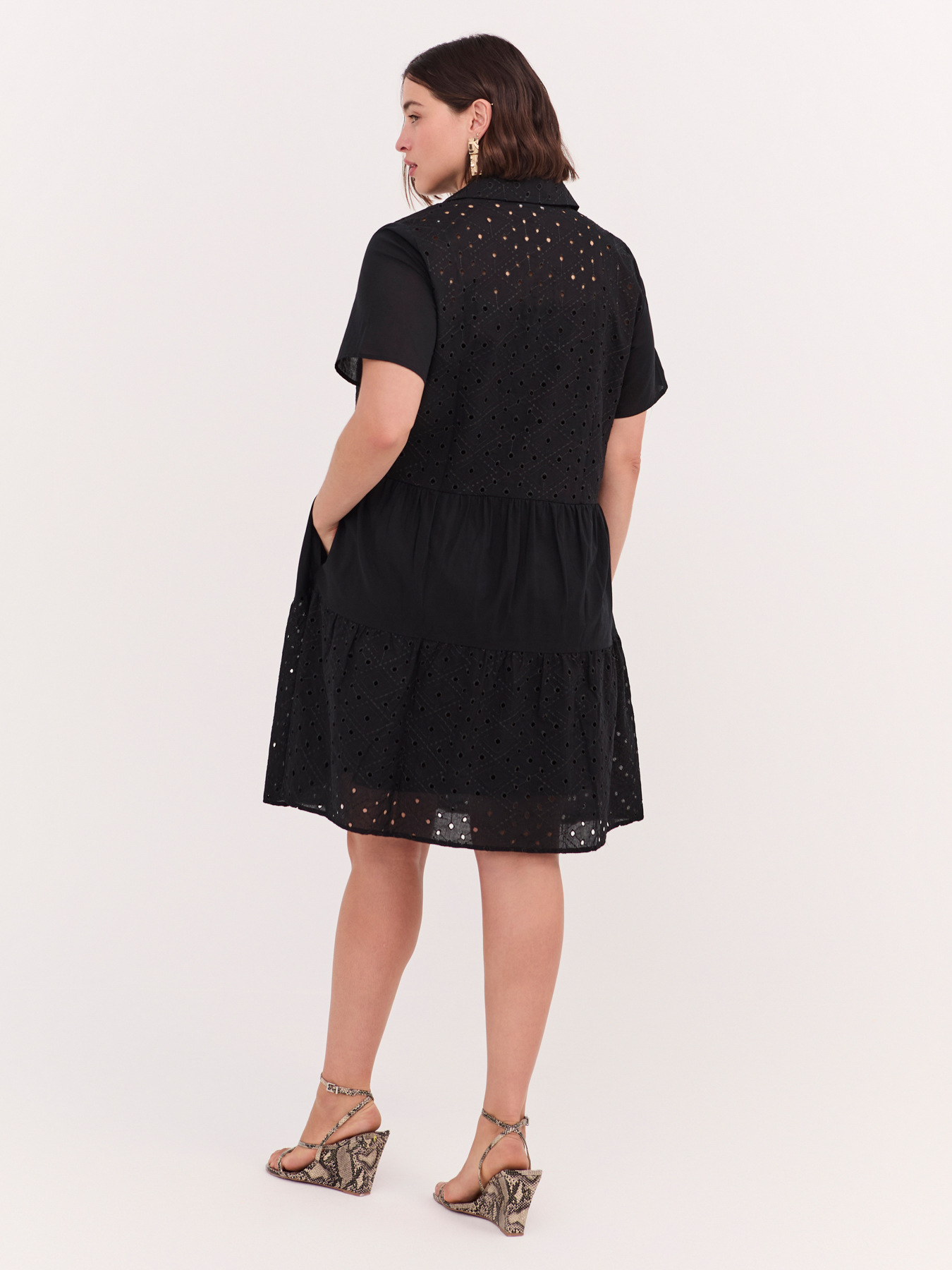 L&auml;cheln Sie das R&uuml;schenkleid in Sangallo image number 1