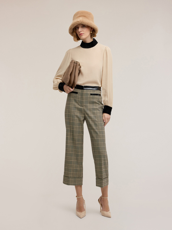 Blusa in cr&ecirc;pe con dettagli in velluto