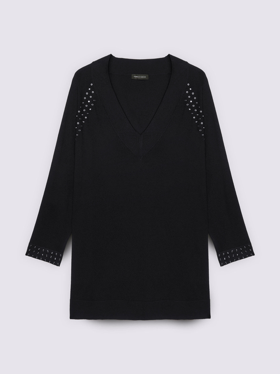 Maglia con borchie sulle spalle e sui polsini