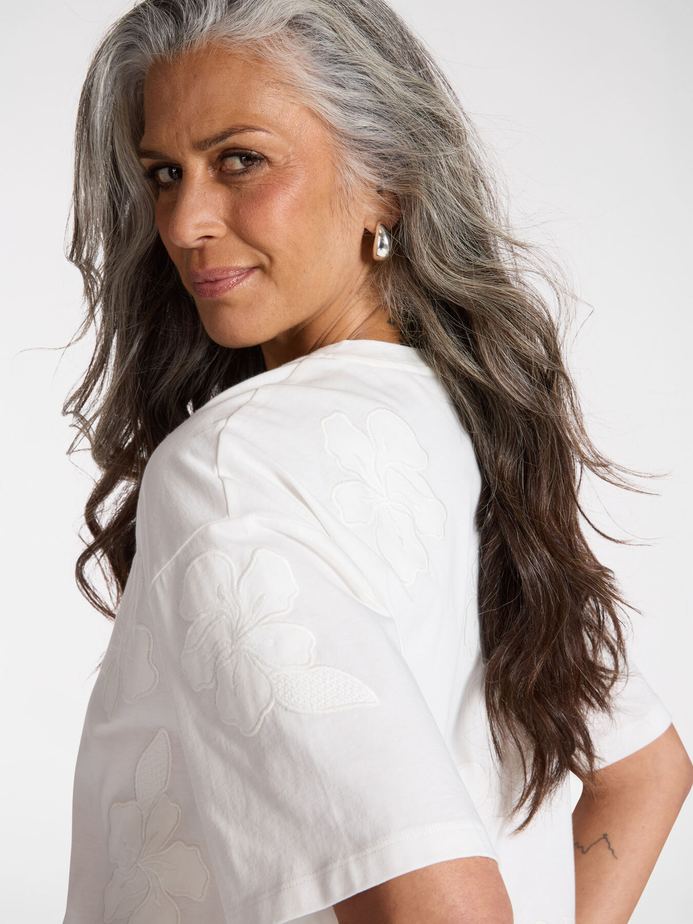 T-shirt ricamata image number 0