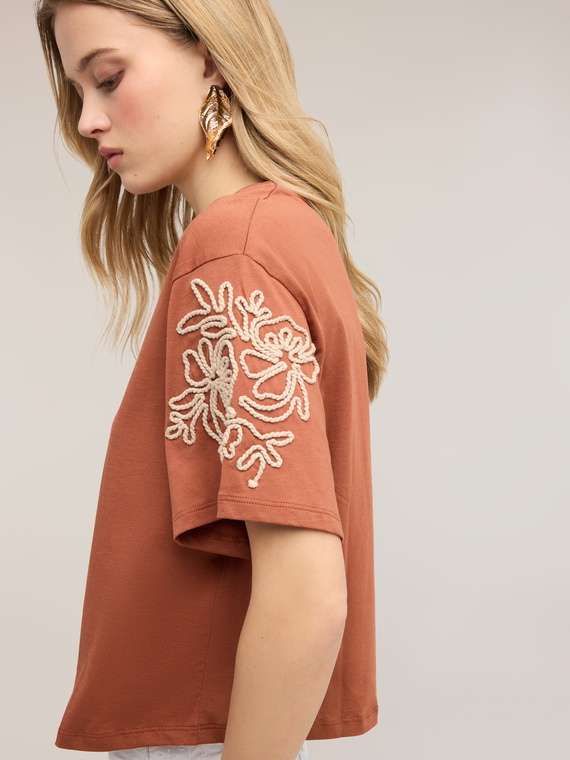 Jersey t-shirt with floral embroidery