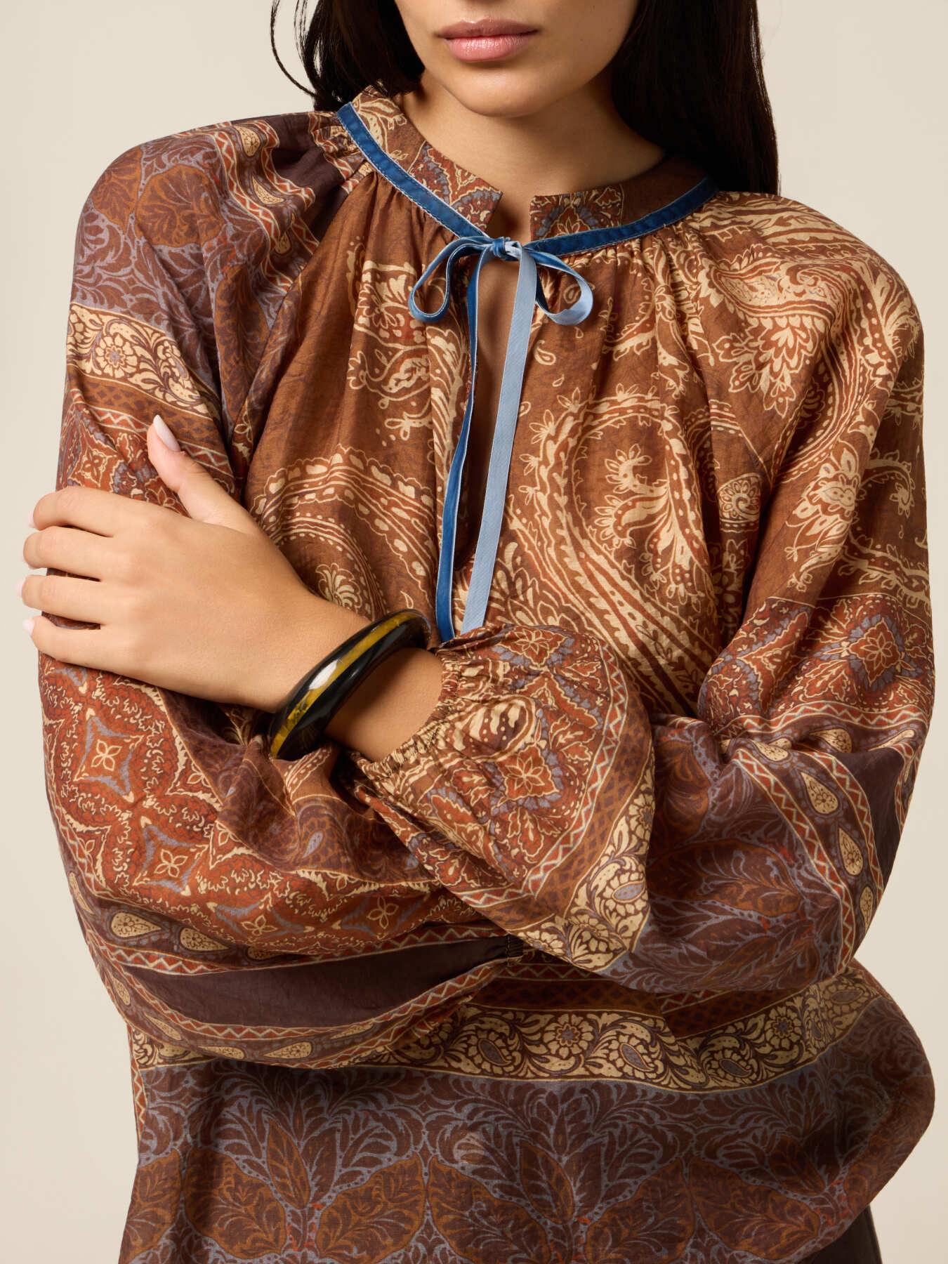 Blusa fantasia con fiocco image number 2