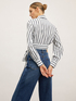 Gestreiftes cropped-Hemdbluse mit Schärpengürtel image number 1
