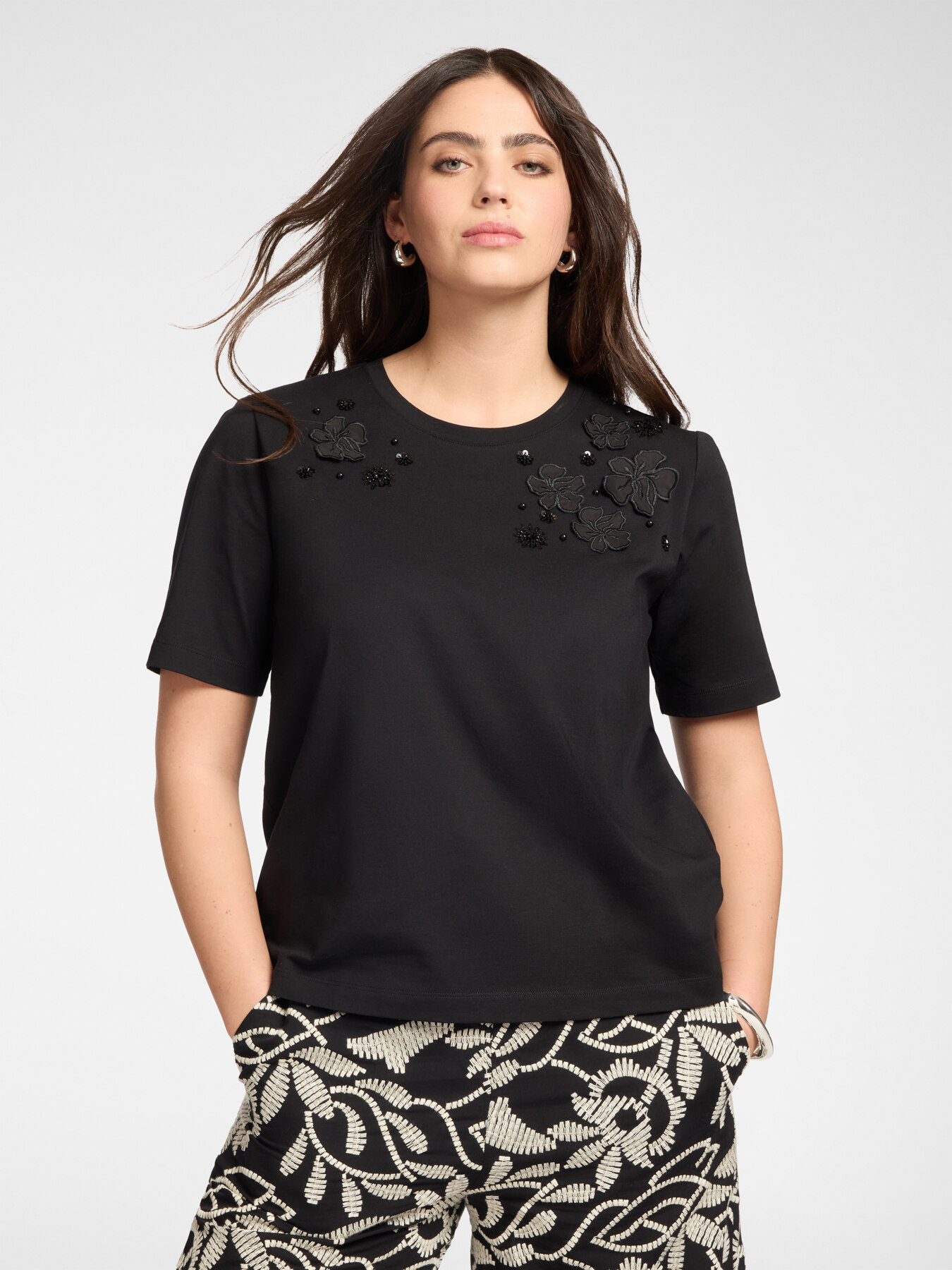 T-shirt in cotone con applicazioni floreali image number 4
