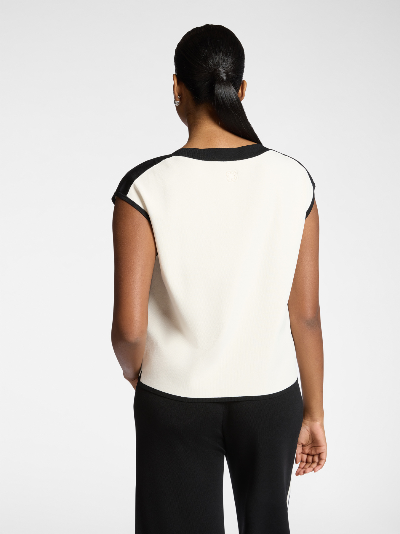 Short sleeve top with boat neckline image number 1