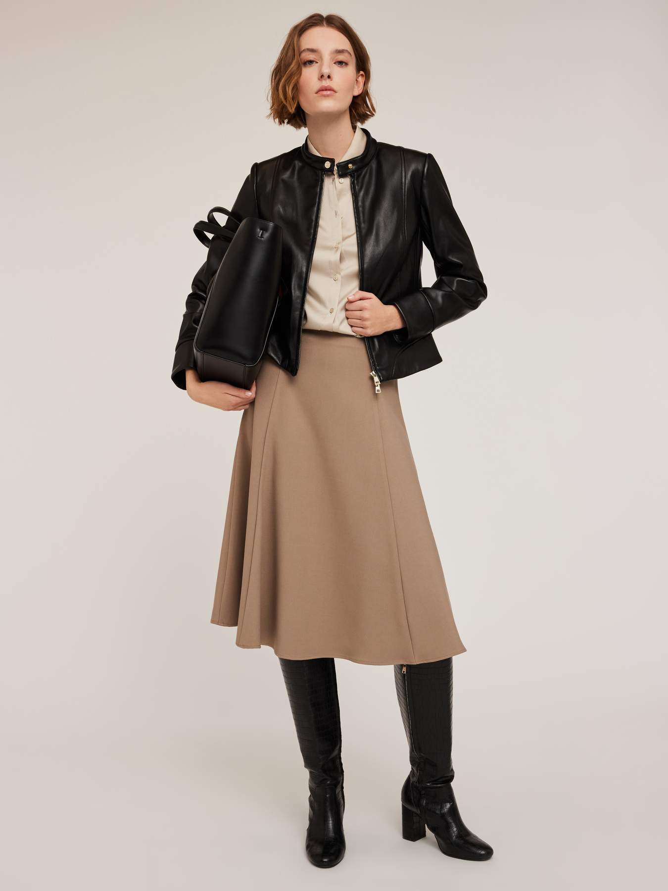 Blouson en tissu enduit avec découpes effet modelant image number 0