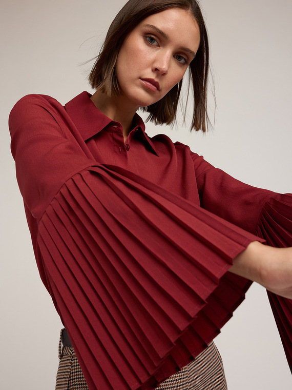 Shirt with pleated sleeves