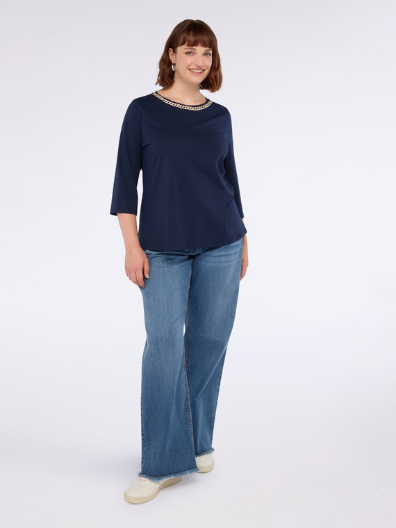 T-shirt in jersey con catena sullo scollo
