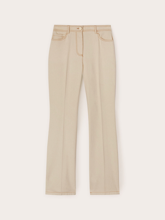 Pantaloni flare in drill con impunture a contrasto