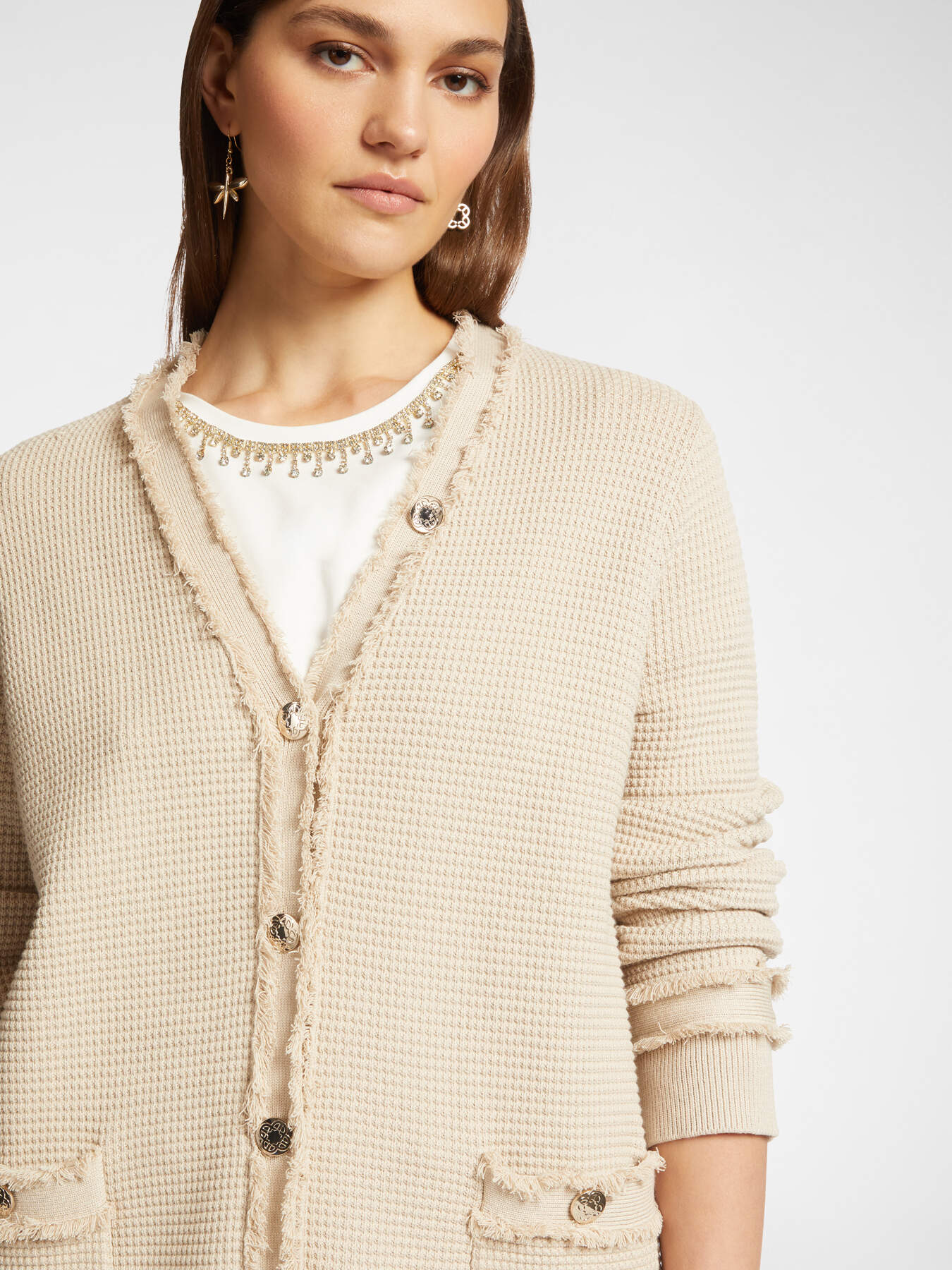 Lange Strickjacke mit Fransen und Knöpfen image number 3