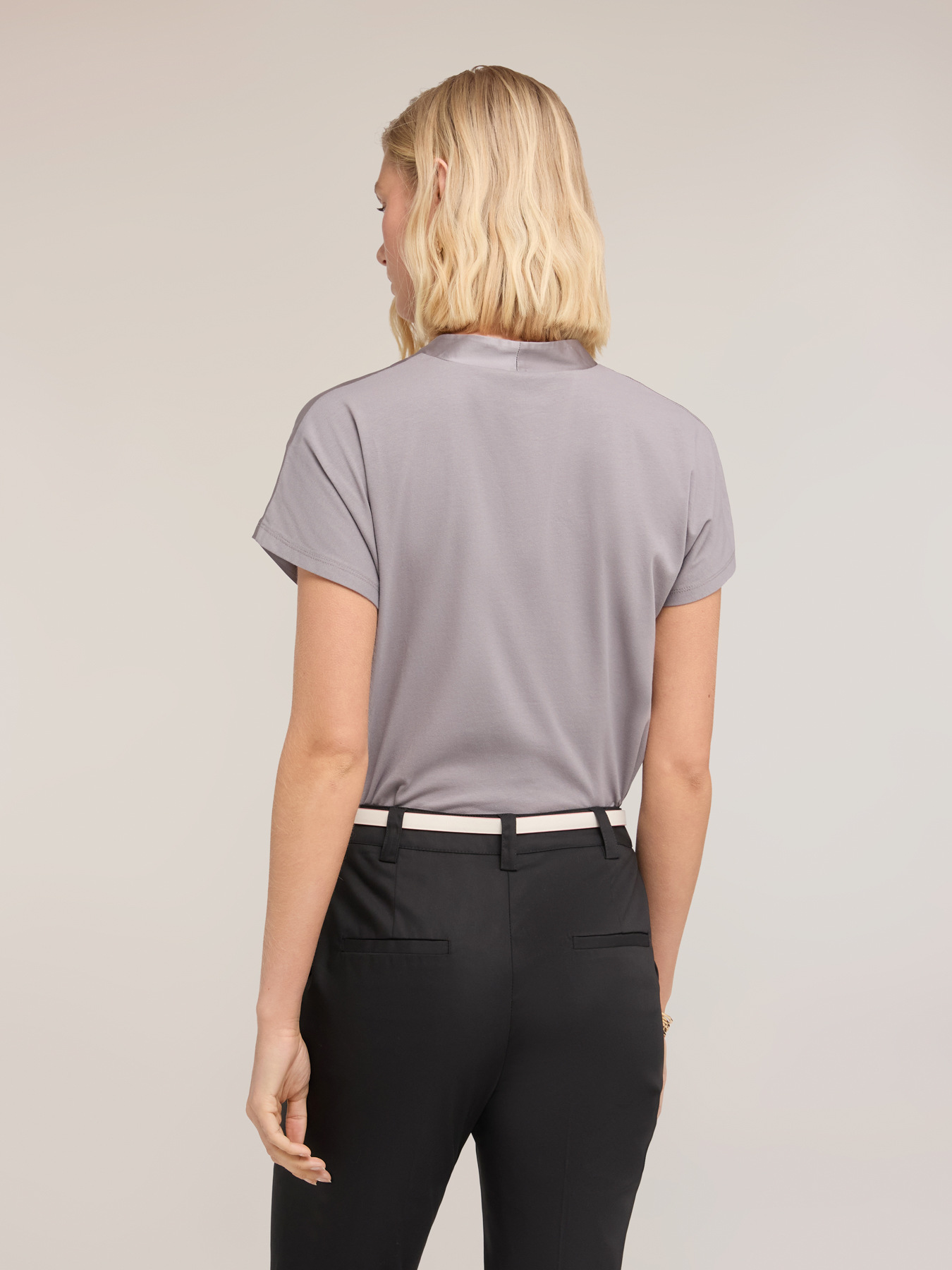 Zweistoffiges T-Shirt mit V-Ausschnitt image number 1